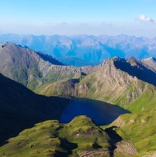 La magia dei laghi di montagna nelle montagne dell'Alto Adige
